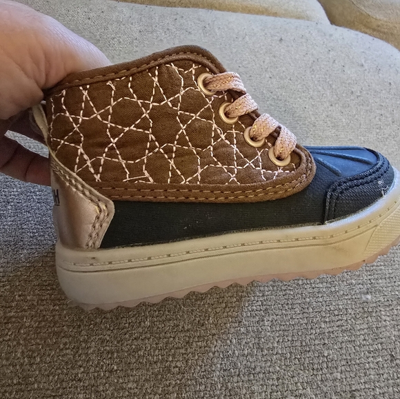 * Oshkosh B'gosh duck shoes, great condition, size 5,see picture for condition - Picture 2 of 5